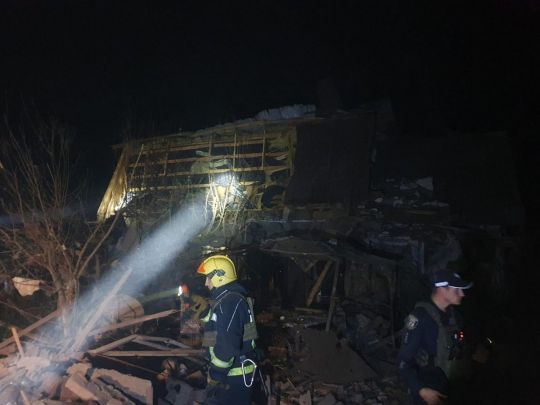 У Сумах жертви та руйнування після нічного авіаудару ворога, у Миколаївці під завалами готелю шукають людей (фото)