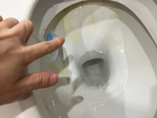 Унітаз стане чистим і&nbsp;блискучим: що&nbsp;потрібно на&nbsp;нанести на&nbsp;стінки &laquo;білого друга&raquo;, щоб прибрати сечовий камінь