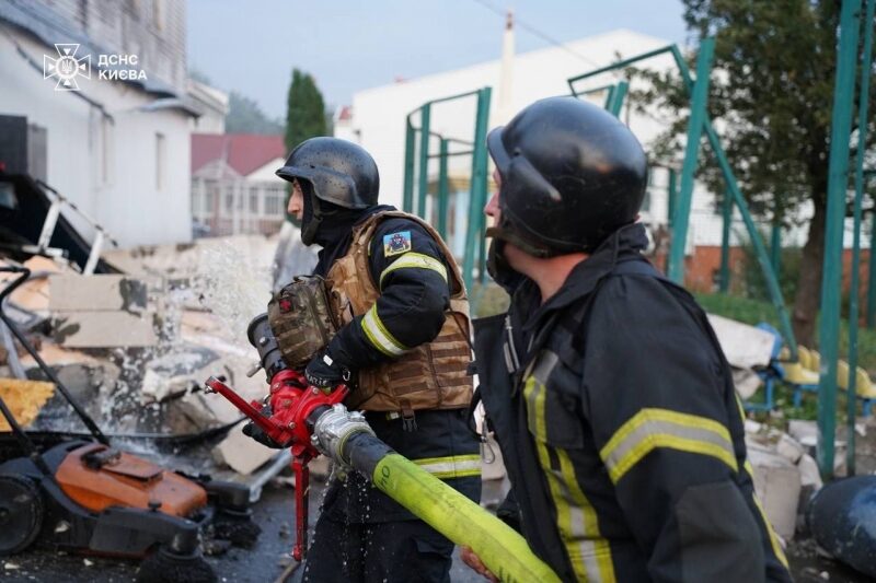Вночі ворог ударив по&nbsp;Києву крилатими та&nbsp;балістичними ракетами: у&nbsp;різних районах столиці фіксують пожежі (фото, відео)