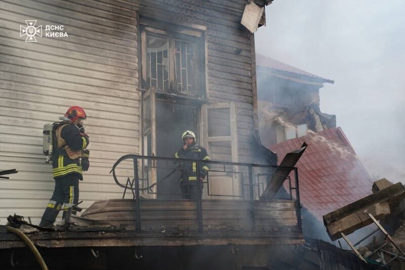 Вночі ворог ударив по&nbsp;Києву крилатими та&nbsp;балістичними ракетами: у&nbsp;різних районах столиці фіксують пожежі (фото, відео)