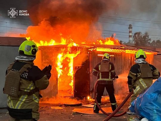 Вночі ворог ударив по&nbsp;Києву крилатими та&nbsp;балістичними ракетами: у&nbsp;різних районах столиці фіксують пожежі (фото, відео)