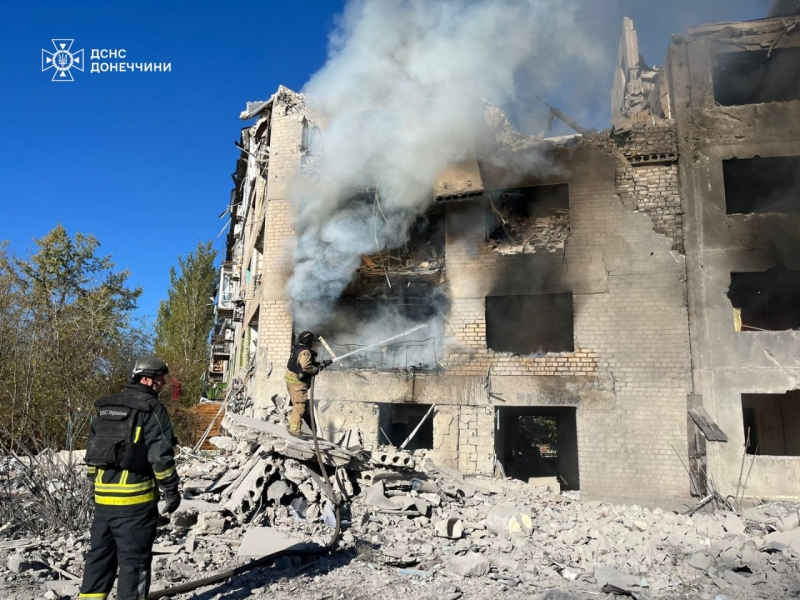 Багатоквартирний будинок та будівля готелю частково зруйновані внаслідок атаки на Старокостянтинів