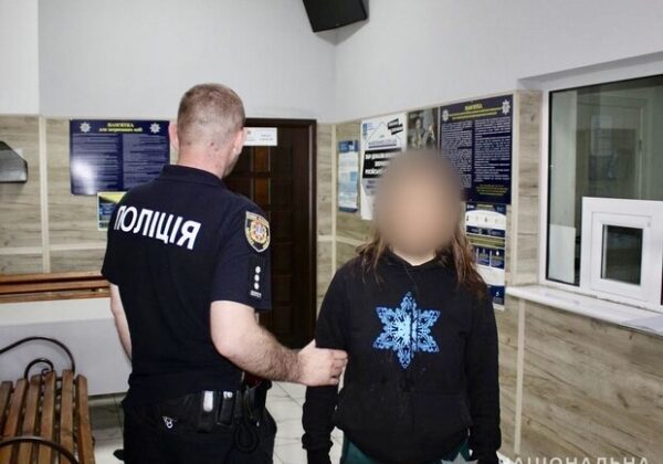 Одесситку, которая осквернила фекалиями флаги на Европейской площади, объявили в розыск