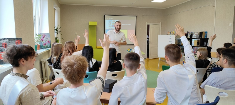 «На уроках географії ми з учнями часто вивчаємо карти бойових дій», — наймолодший заслужений вчитель України Роман Романчук
