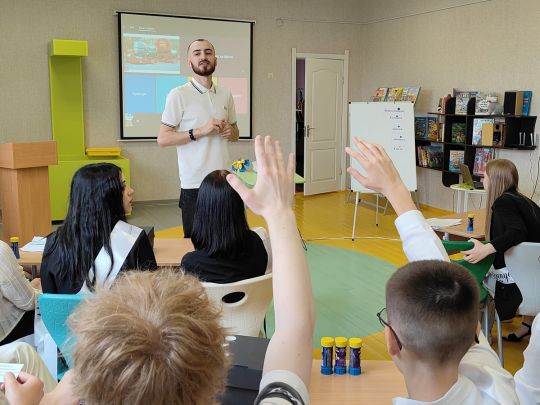«На уроках географії ми з учнями часто вивчаємо карти бойових дій», — наймолодший заслужений вчитель України Роман Романчук