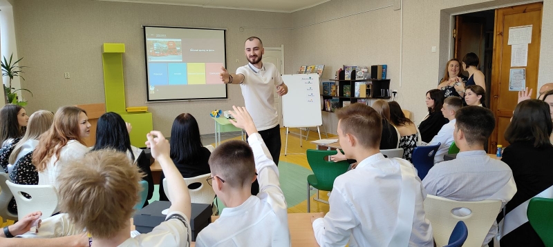 «На уроках географії ми з учнями часто вивчаємо карти бойових дій», — наймолодший заслужений вчитель України Роман Романчук