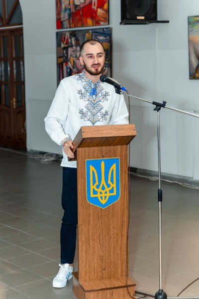 «На уроках географії ми з учнями часто вивчаємо карти бойових дій», — наймолодший заслужений вчитель України Роман Романчук