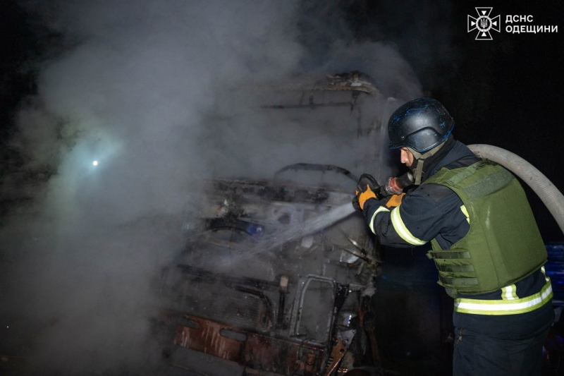 Понад 80 дронів атакували Україну вночі: в Одесі гасять пожежу після «прильоту» (фото)