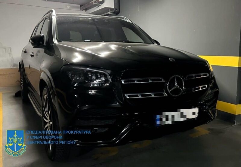 ТЦК в&nbsp;Києві продавали фальшиві документи для зняття з&nbsp;обліку за&nbsp;8,5 тисяч доларів: під час обшуків правоохоронці вилучили більше мільйона доларів
