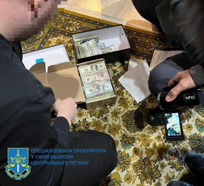 ТЦК в&nbsp;Києві продавали фальшиві документи для зняття з&nbsp;обліку за&nbsp;8,5 тисяч доларів: під час обшуків правоохоронці вилучили більше мільйона доларів