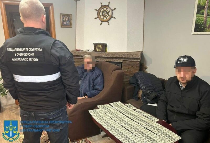 ТЦК в&nbsp;Києві продавали фальшиві документи для зняття з&nbsp;обліку за&nbsp;8,5 тисяч доларів: під час обшуків правоохоронці вилучили більше мільйона доларів