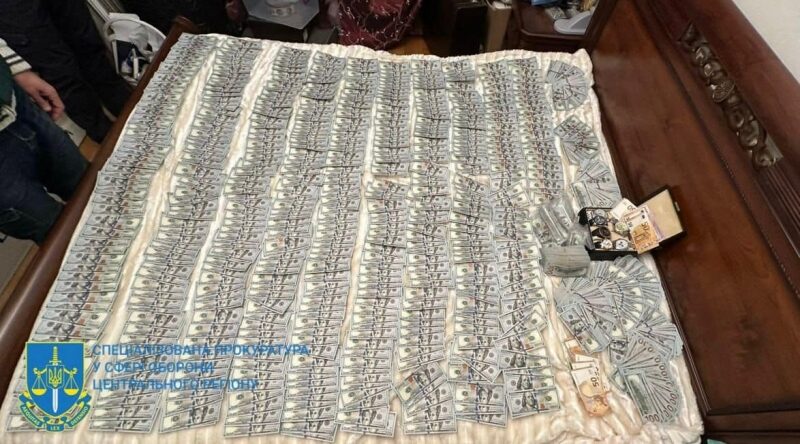 ТЦК в&nbsp;Києві продавали фальшиві документи для зняття з&nbsp;обліку за&nbsp;8,5 тисяч доларів: під час обшуків правоохоронці вилучили більше мільйона доларів
