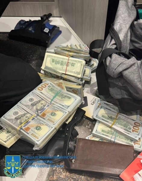 ТЦК в&nbsp;Києві продавали фальшиві документи для зняття з&nbsp;обліку за&nbsp;8,5 тисяч доларів: під час обшуків правоохоронці вилучили більше мільйона доларів