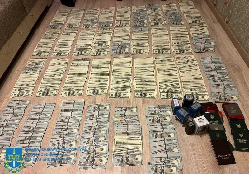 ТЦК в&nbsp;Києві продавали фальшиві документи для зняття з&nbsp;обліку за&nbsp;8,5 тисяч доларів: під час обшуків правоохоронці вилучили більше мільйона доларів