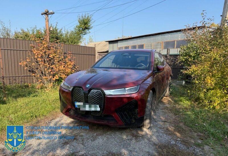 ТЦК в&nbsp;Києві продавали фальшиві документи для зняття з&nbsp;обліку за&nbsp;8,5 тисяч доларів: під час обшуків правоохоронці вилучили більше мільйона доларів