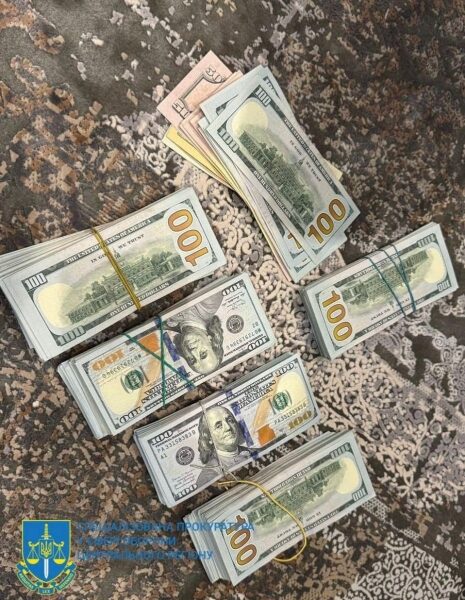 ТЦК в&nbsp;Києві продавали фальшиві документи для зняття з&nbsp;обліку за&nbsp;8,5 тисяч доларів: під час обшуків правоохоронці вилучили більше мільйона доларів