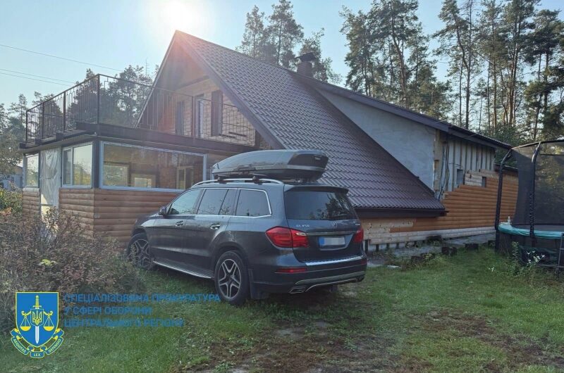ТЦК в&nbsp;Києві продавали фальшиві документи для зняття з&nbsp;обліку за&nbsp;8,5 тисяч доларів: під час обшуків правоохоронці вилучили більше мільйона доларів