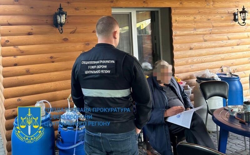 ТЦК в&nbsp;Києві продавали фальшиві документи для зняття з&nbsp;обліку за&nbsp;8,5 тисяч доларів: під час обшуків правоохоронці вилучили більше мільйона доларів