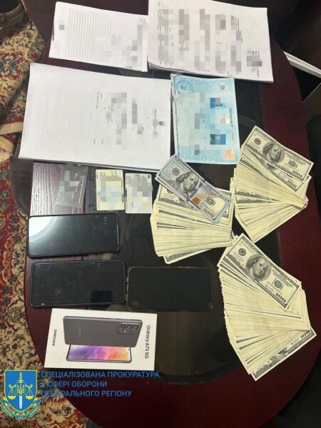 ТЦК в&nbsp;Києві продавали фальшиві документи для зняття з&nbsp;обліку за&nbsp;8,5 тисяч доларів: під час обшуків правоохоронці вилучили більше мільйона доларів