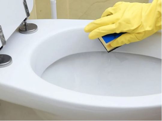Чим відмити унітаз від вапняного нальоту та&nbsp;жовтизни: 5 найефективніших методів від професійних клінерів