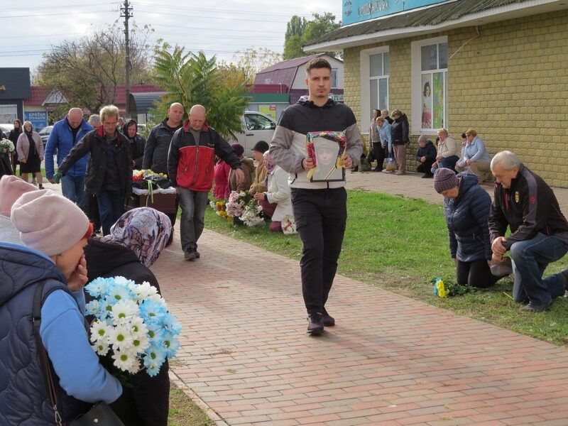 Майже три роки чекала коханого з&nbsp;полону: на&nbsp;Чернігівщині попрощались з&nbsp;бойовою медикинею