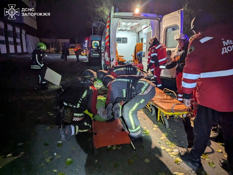 Ще одна кошмарна ніч: внаслідок ударів росіян є загиблі у Запоріжжі та Миколаєві (фото, відео)
