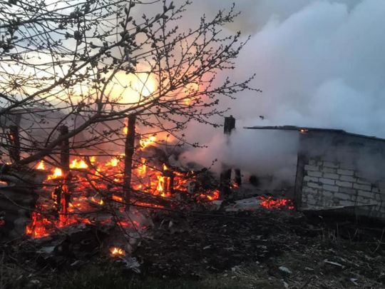 Трагедія на Хмельниччині: під час пожежі у власному будинку загинули чоловік та жінка