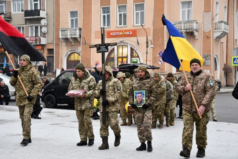 Так і&nbsp;не&nbsp;встиг одружитись: на&nbsp;Прикарпатті поховали відважного бійця, який боронив країну із&nbsp;2014 року
