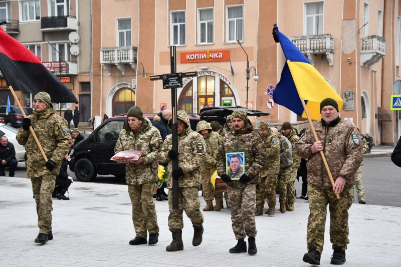 Так і не встиг одружитись: на Прикарпатті поховали відважного бійця, який боронив країну із 2014 року