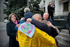 В Одессу после 14 месяцев йеменского плена вернули троих моряков