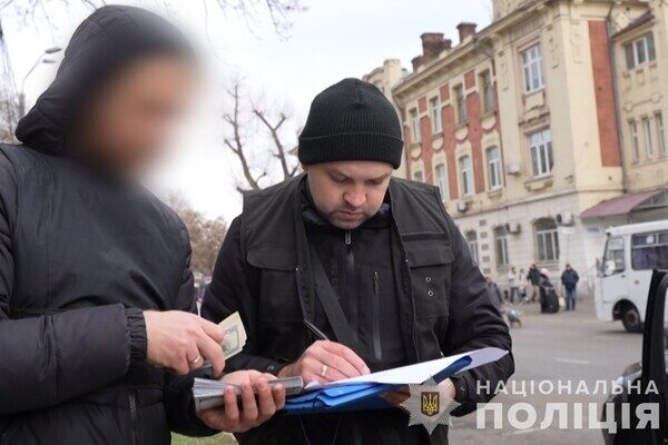 Поездом на запад Украины, а оттуда &ndash; за границу: в Одессе разоблачили переправщика уклонистов