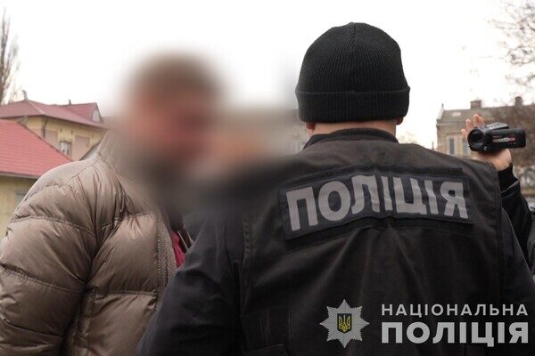 Поездом на запад Украины, а оттуда &ndash; за границу: в Одессе разоблачили переправщика уклонистов