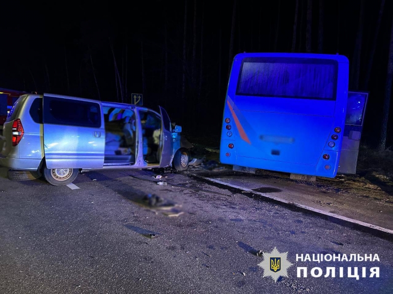 Смертельна ДТП за участю маршрутки у Києві: знадобилася допомога рятувальників (фото)