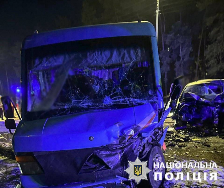 Смертельна ДТП за участю маршрутки у Києві: знадобилася допомога рятувальників (фото)