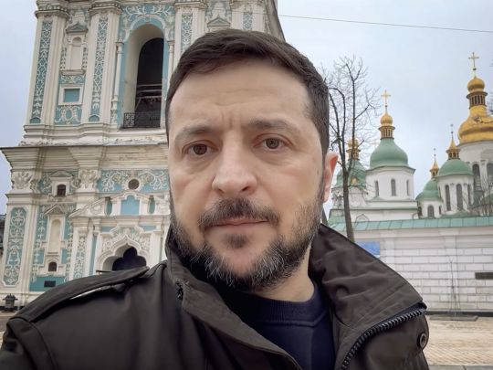 «У цьому слові — „разом“ — прихована сила українців. Коли обираємо не срач, а меч»: Зеленський привітав українців з Днем Соборності (відео)