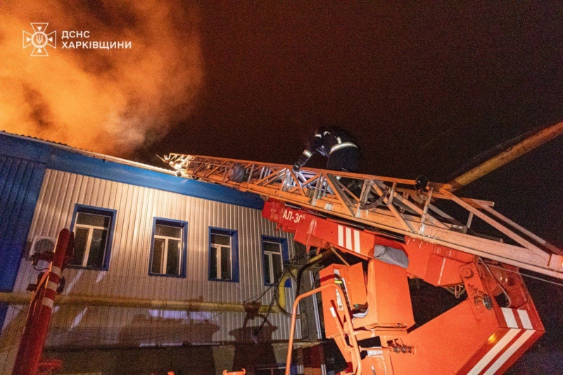 У Харкові гасять масштабну пожежу після удару російського безпілотника (фото, відео)