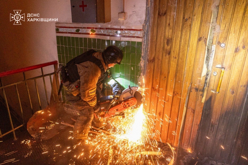 У Харкові гасять масштабну пожежу після удару російського безпілотника (фото, відео)