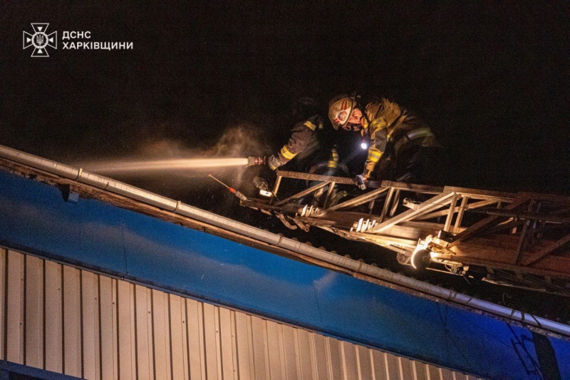 У Харкові гасять масштабну пожежу після удару російського безпілотника (фото, відео)