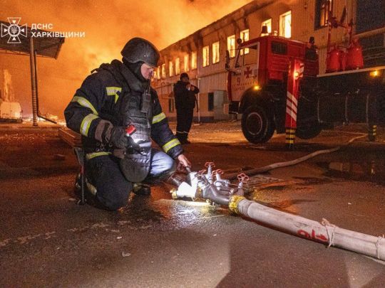 У Харкові гасять масштабну пожежу після удару російського безпілотника (фото, відео)