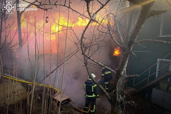В Одесском районе вспыхнули домики на причале: подробности пожара