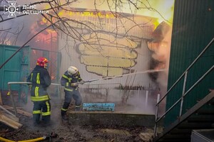В Одесском районе вспыхнули домики на причале: подробности пожара