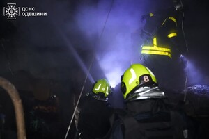 Ночной пожар на предприятии в Одессе: пламя тушили около 40 пожарных