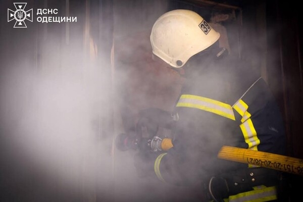 В Одесском районе вспыхнули домики на причале: подробности пожара
