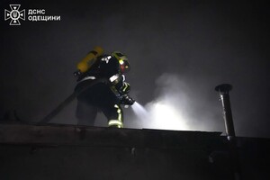 Ночной пожар на предприятии в Одессе: пламя тушили около 40 пожарных
