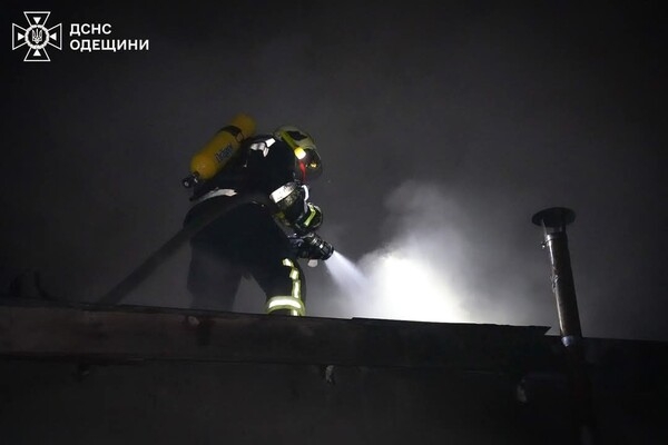 Ночной пожар на предприятии в Одессе: пламя тушили около 40 пожарных