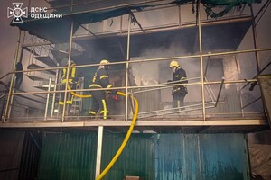 В Одесском районе вспыхнули домики на причале: подробности пожара