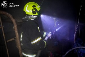 Ночной пожар на предприятии в Одессе: пламя тушили около 40 пожарных