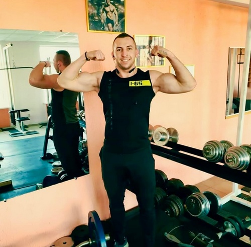 «Немає гострішого болю, ніж біль твоєї дитини»: ветеран війни, який втратив обидві ноги, б’ється за життя своєї дочки
