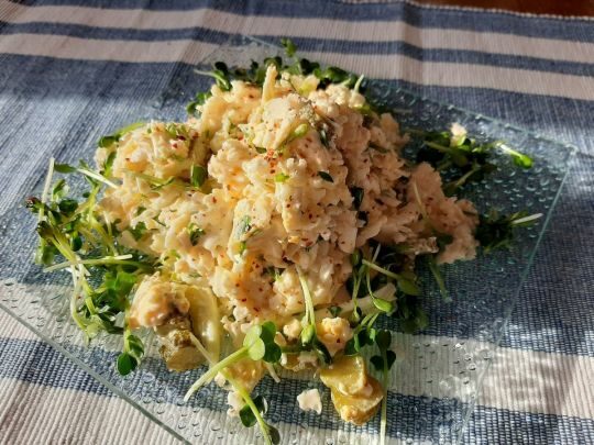 Незвичайний салат із&nbsp;маринованими огірками: ситно та&nbsp;смачно