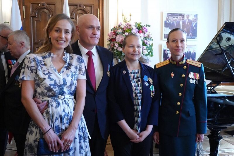 Шахістка-чемпіонка з&nbsp;росії красувалася з&nbsp;людиною у&nbsp;формі армії рф&nbsp;на&nbsp;заході в&nbsp;москві: від ФІДЕ вимагають пояснень